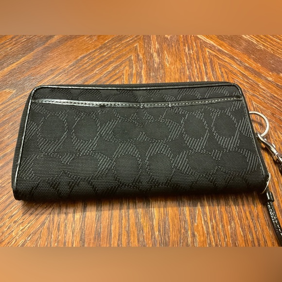 Attractive Classic Coach Silver Hoop & Hardware Zipper Wristlet Wallet! - Picture 4 of 16